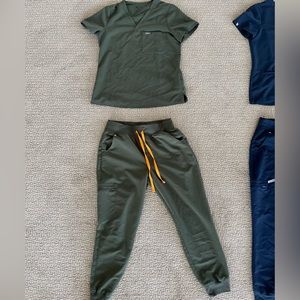 FIGS Women’s top size small and jogger bottoms size medium/petite, color: Moss